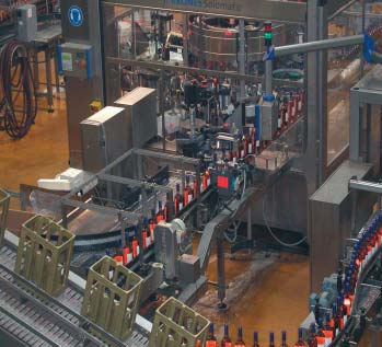 Manutention de caisses de bouteilles en verre