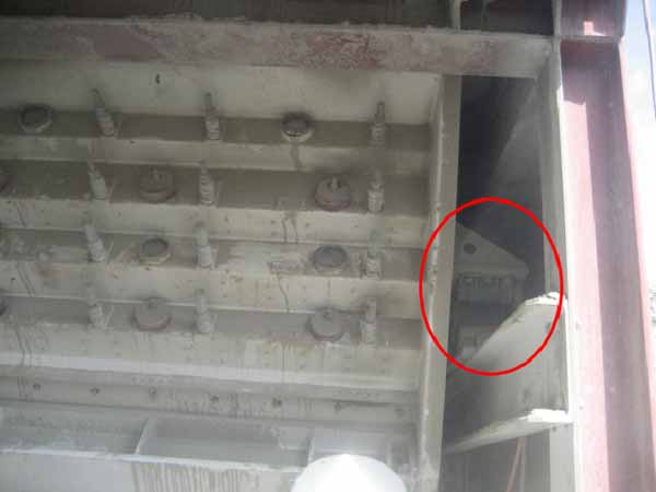 Remplacement de ressorts helicoïdaux par des Rosta sur un crible Remplacement de ressorts helicoïdaux par des Rosta sur un crible