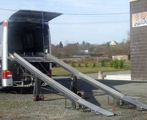 Original : Un véhicule dans un bus !