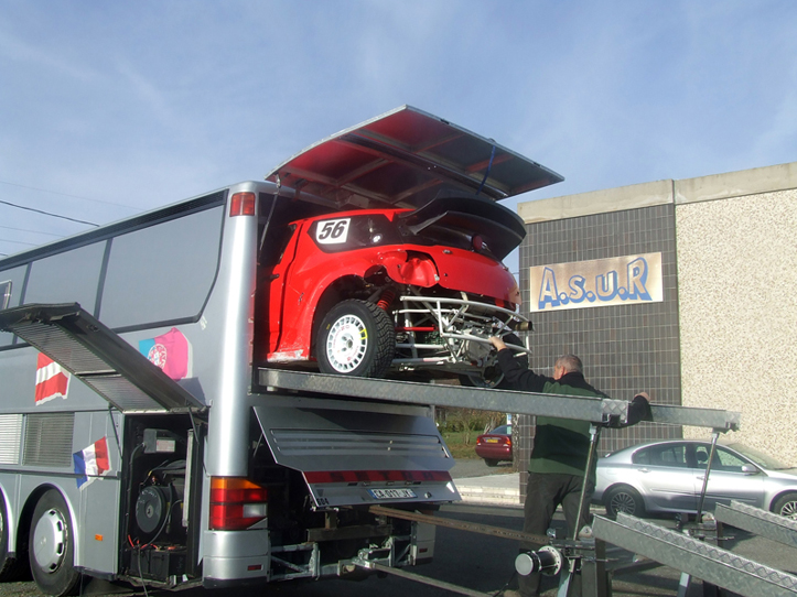 Original : Un véhicule dans un bus !