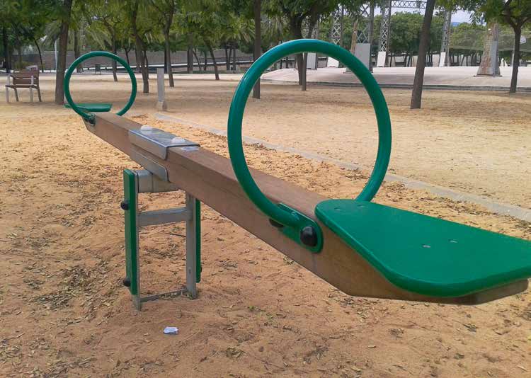 Application des éléments Rosta pour les aires de jeux Application des éléments Rosta pour les aires de jeux